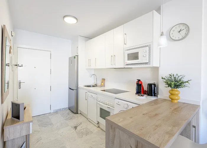 Wintowinrentals With Stunning Sea And Mountain Views And Pool In Apartment