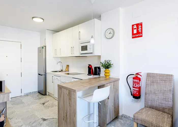 Wintowinrentals With Stunning Sea And Mountain Views And Pool In Apartment Fuengirola