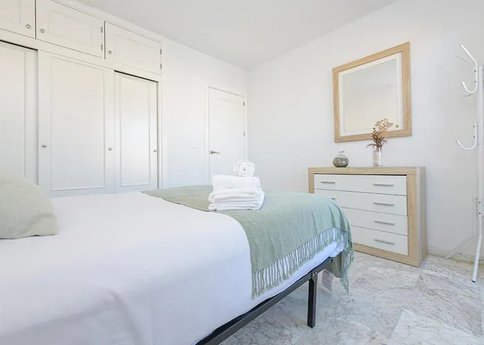 Apartment Wintowinrentals With Stunning Sea And Mountain Views And Pool In Fuengirola